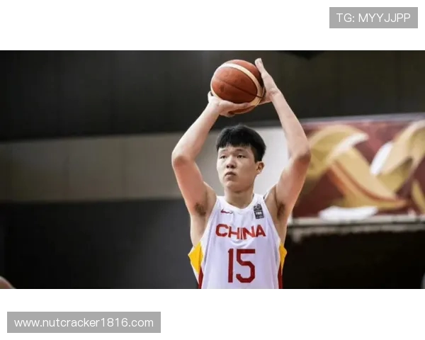 杨瀚森简约运动风亮相快船战场 白卫衣白卫裤白鞋搭配引领潮流